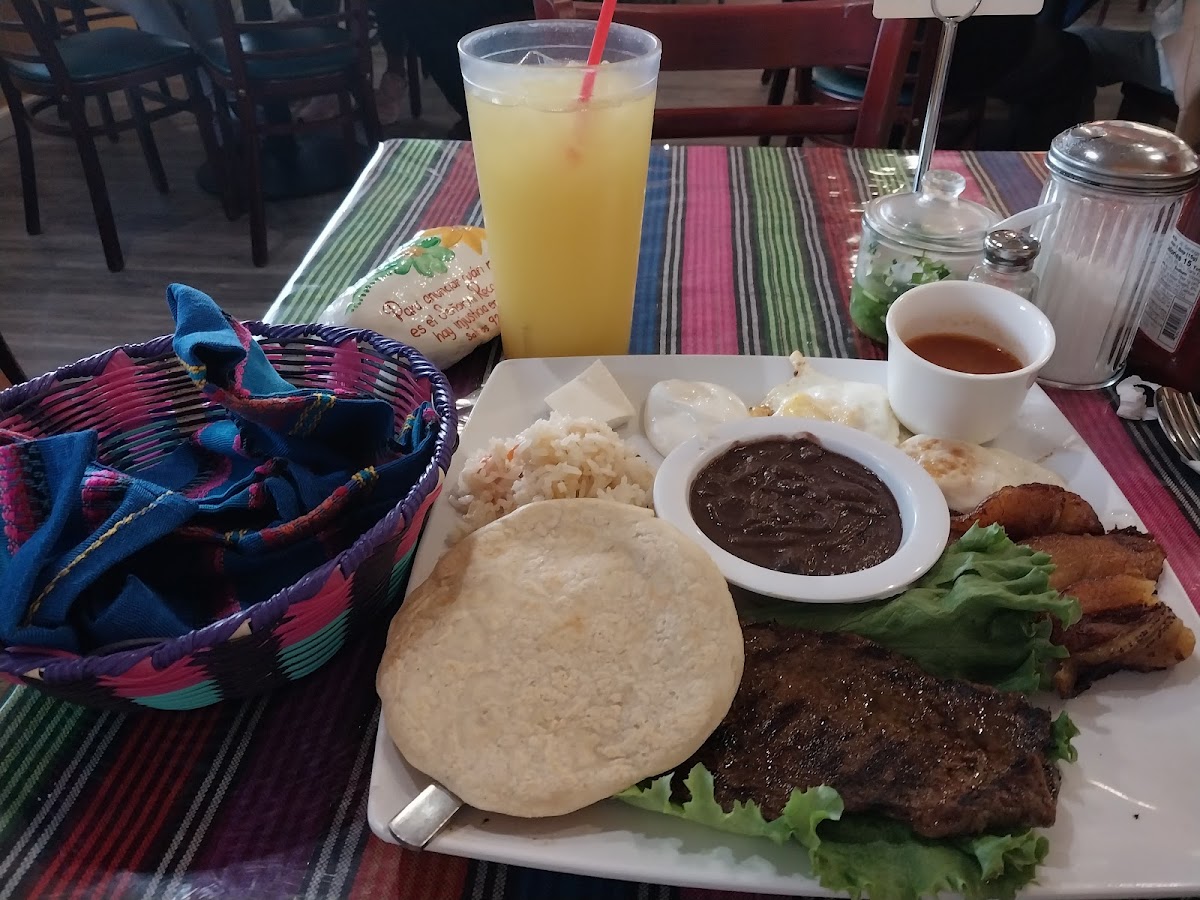 Palacio Latino Restaurant & Bakery-6