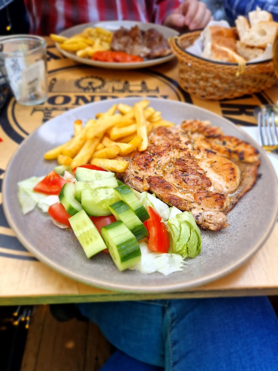 Paradise Bar & Diner-5