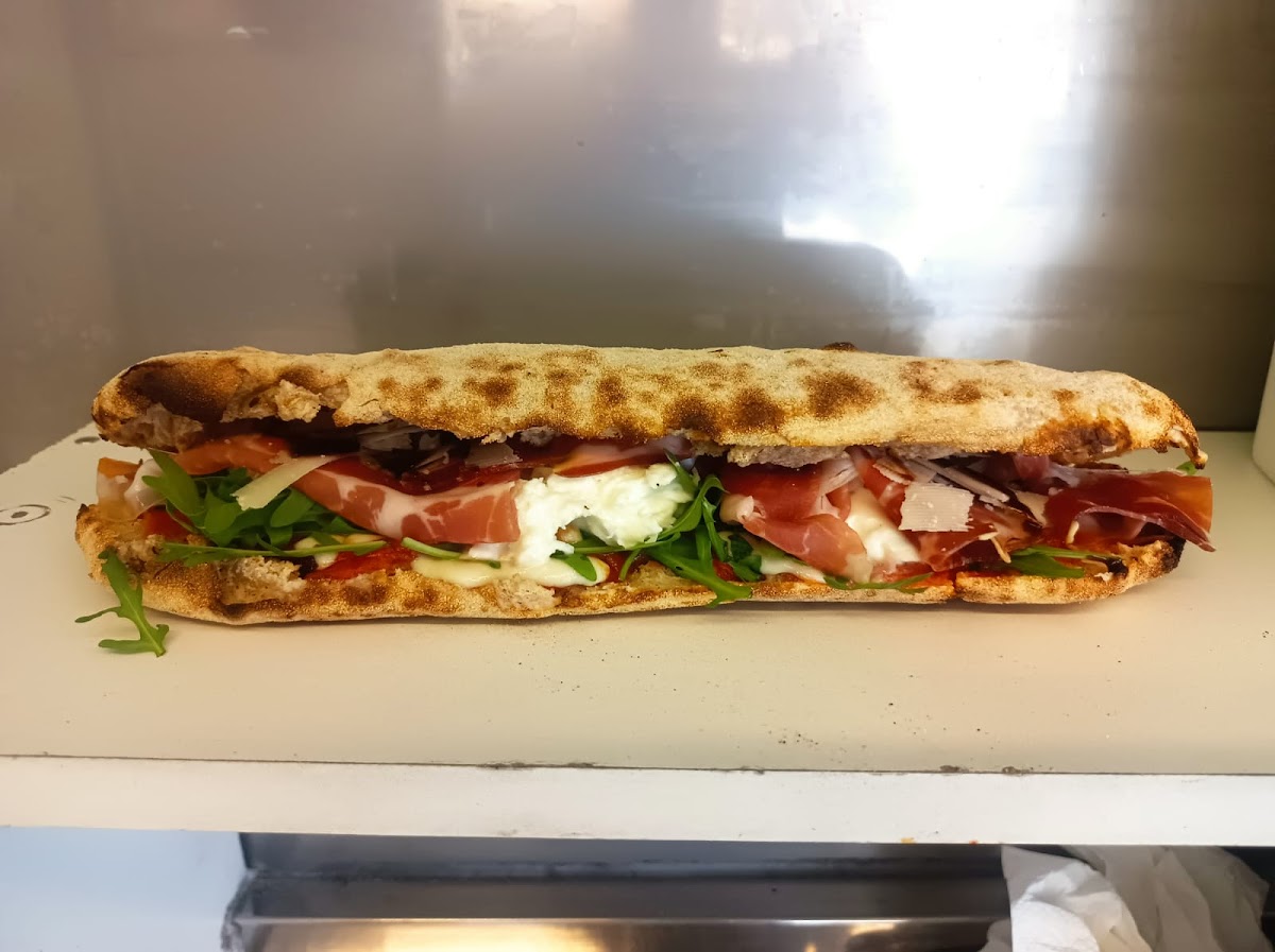 Pizza Chez Ratatouille 'il Palazzo Del Panuozzo'-3