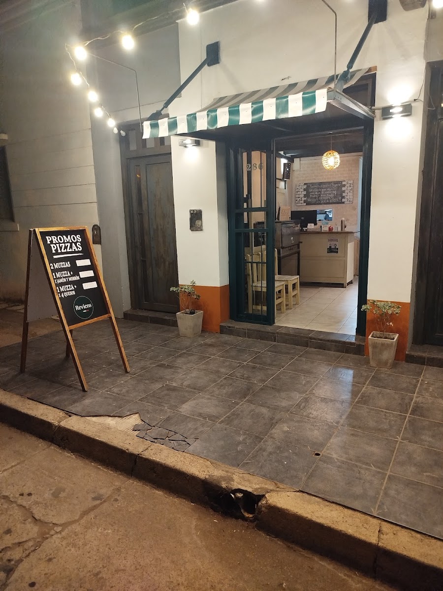Pizzeria Reviens