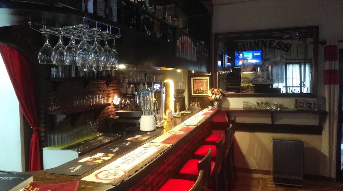 Raquets Bar And Grill-4