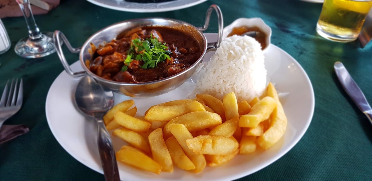 Raquets Bar And Grill-7