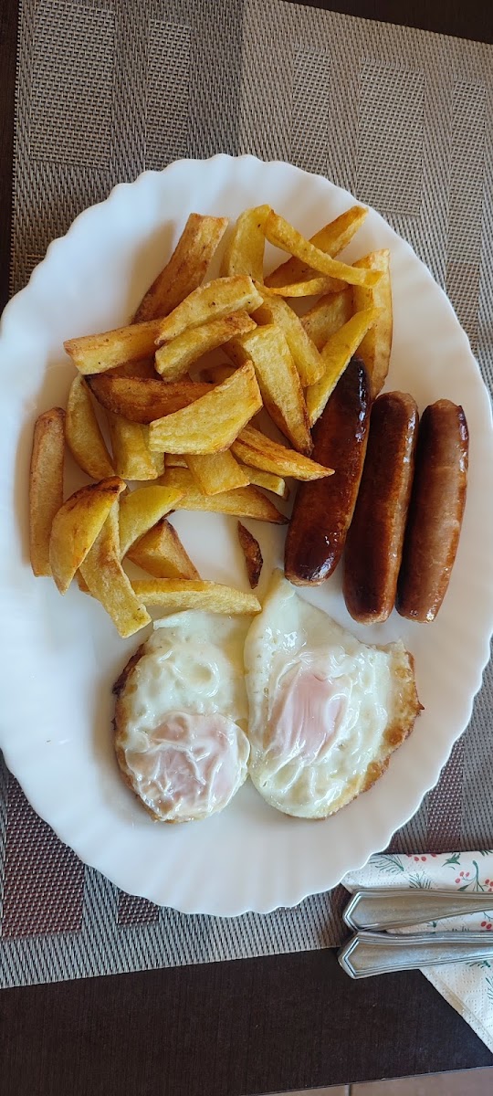Raquets Bar And Grill-9