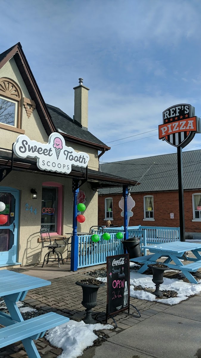 Ref's Pizza & Ice Cream - Thornton
