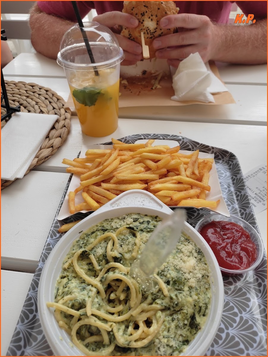 Reina Burger & Pasta-8
