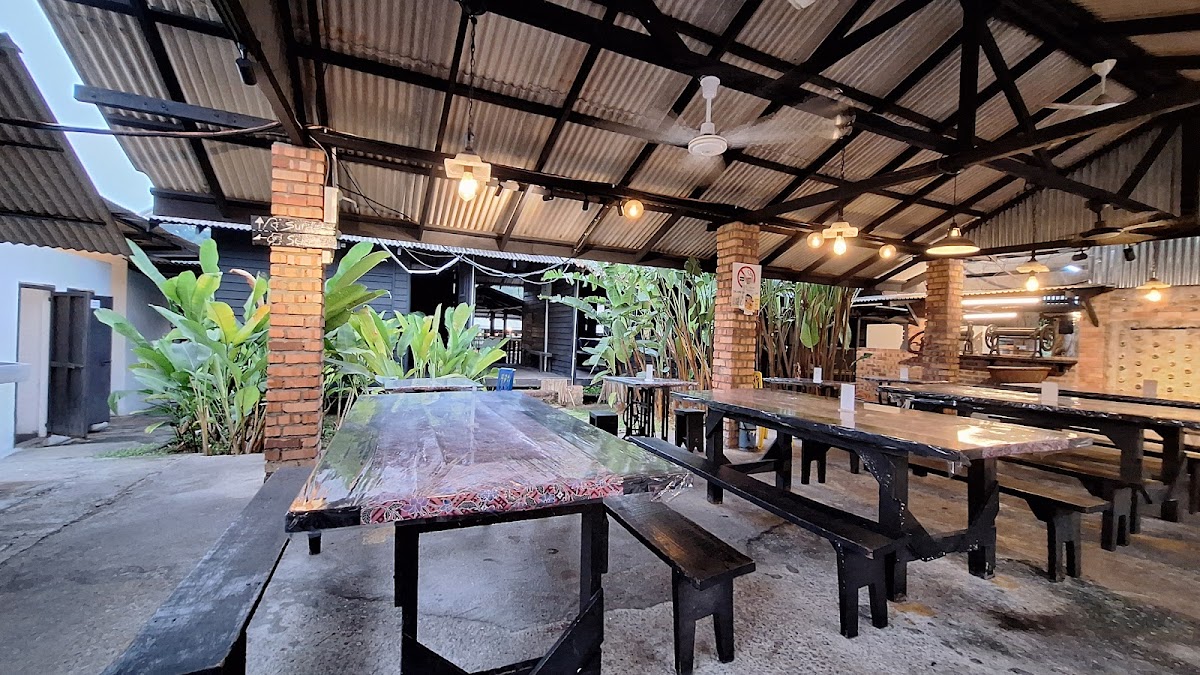 Restoran Golek Golek Suasana Kampung