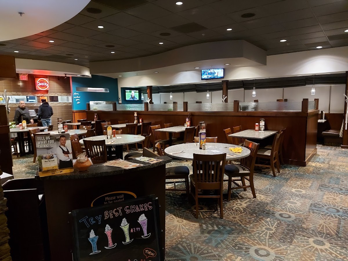Ricky's All Day Grill - Grande Prairie-4