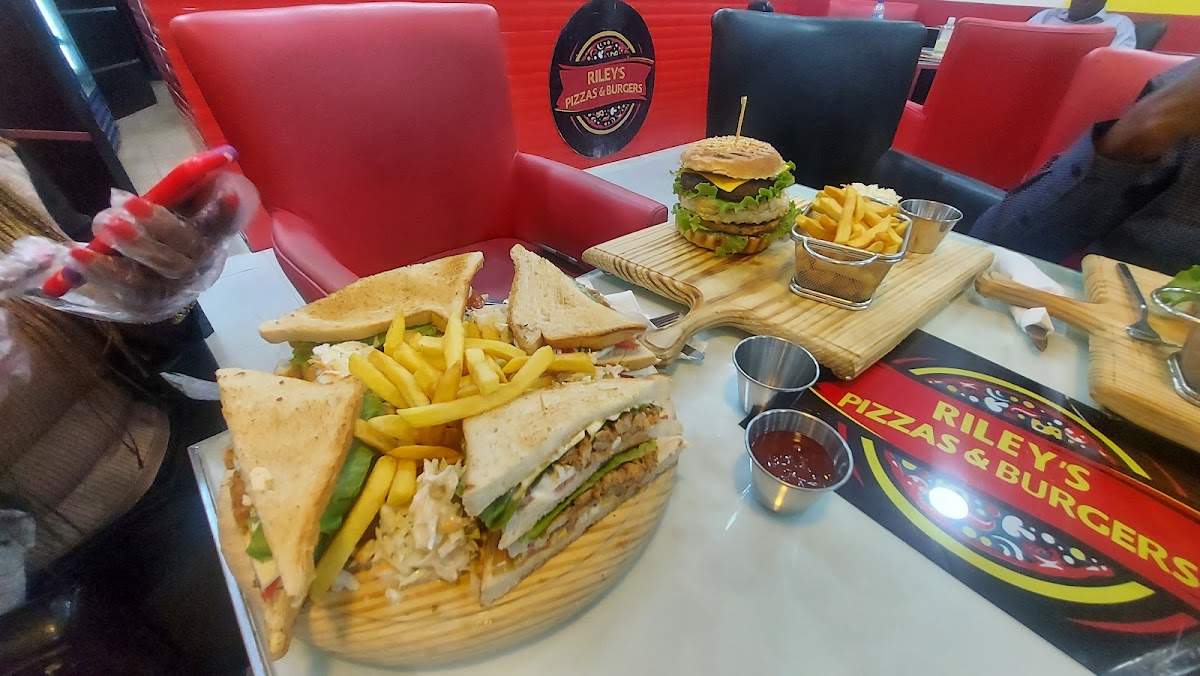Riley's Pizza's And Burgers-6