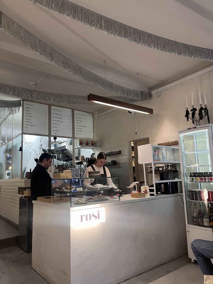 Rosi. Café & More | Specialty Coffee, Brunches & Pastries-3