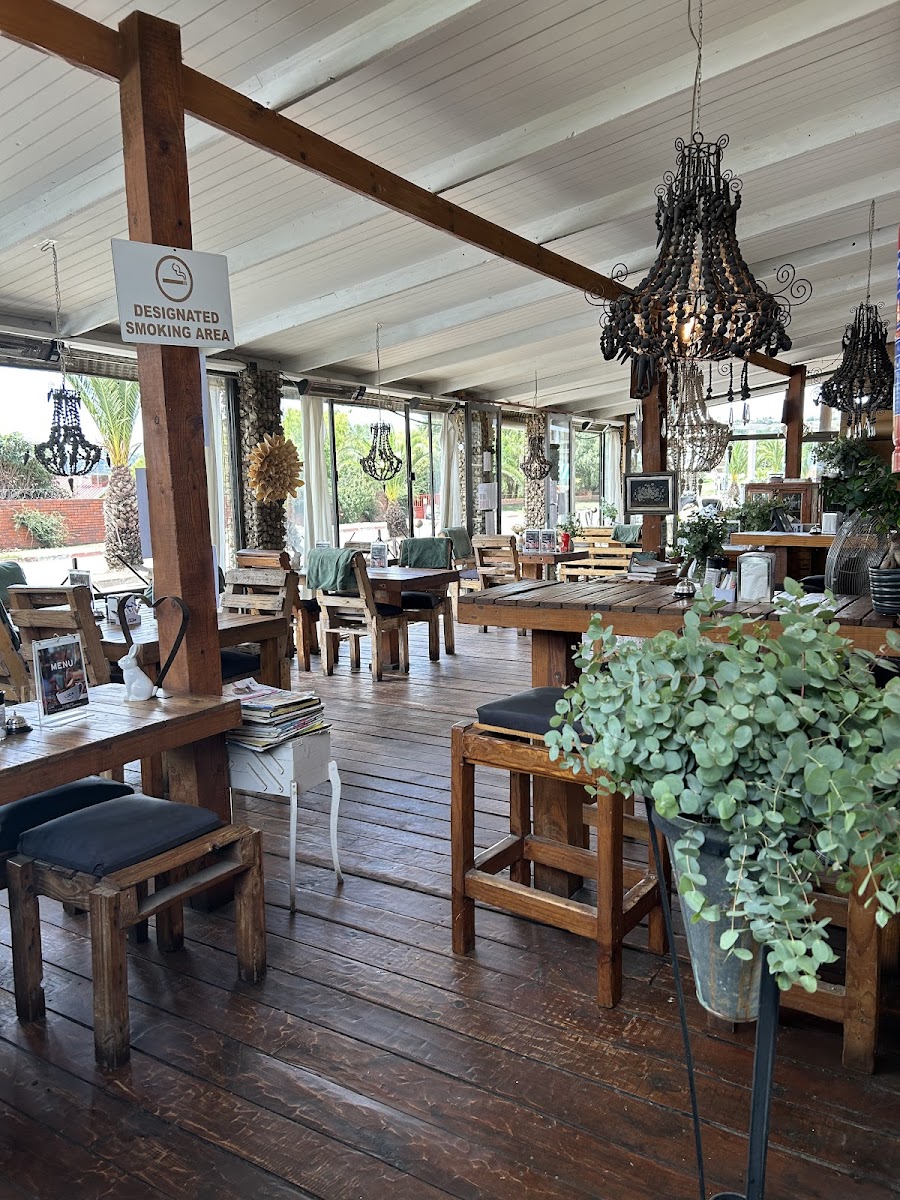 Route N8 Luca Coffee Café