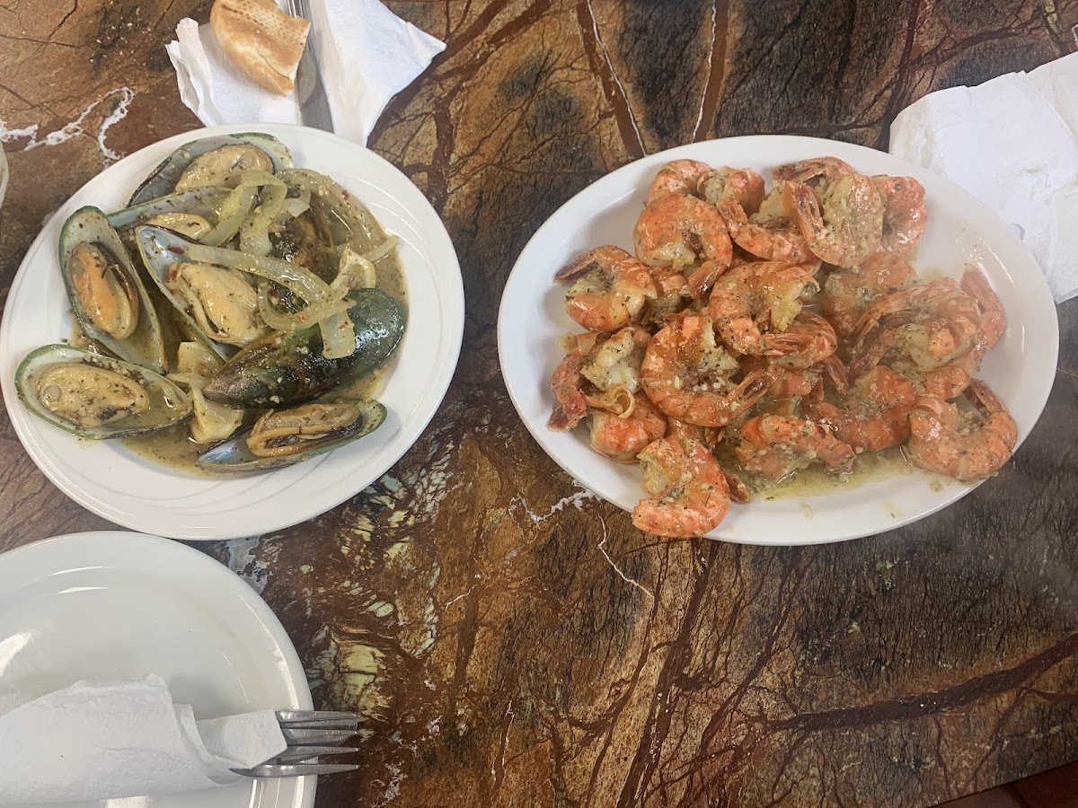 Seafood Restaurant La Mer Rouge Cote Des Neiges Montreal-8