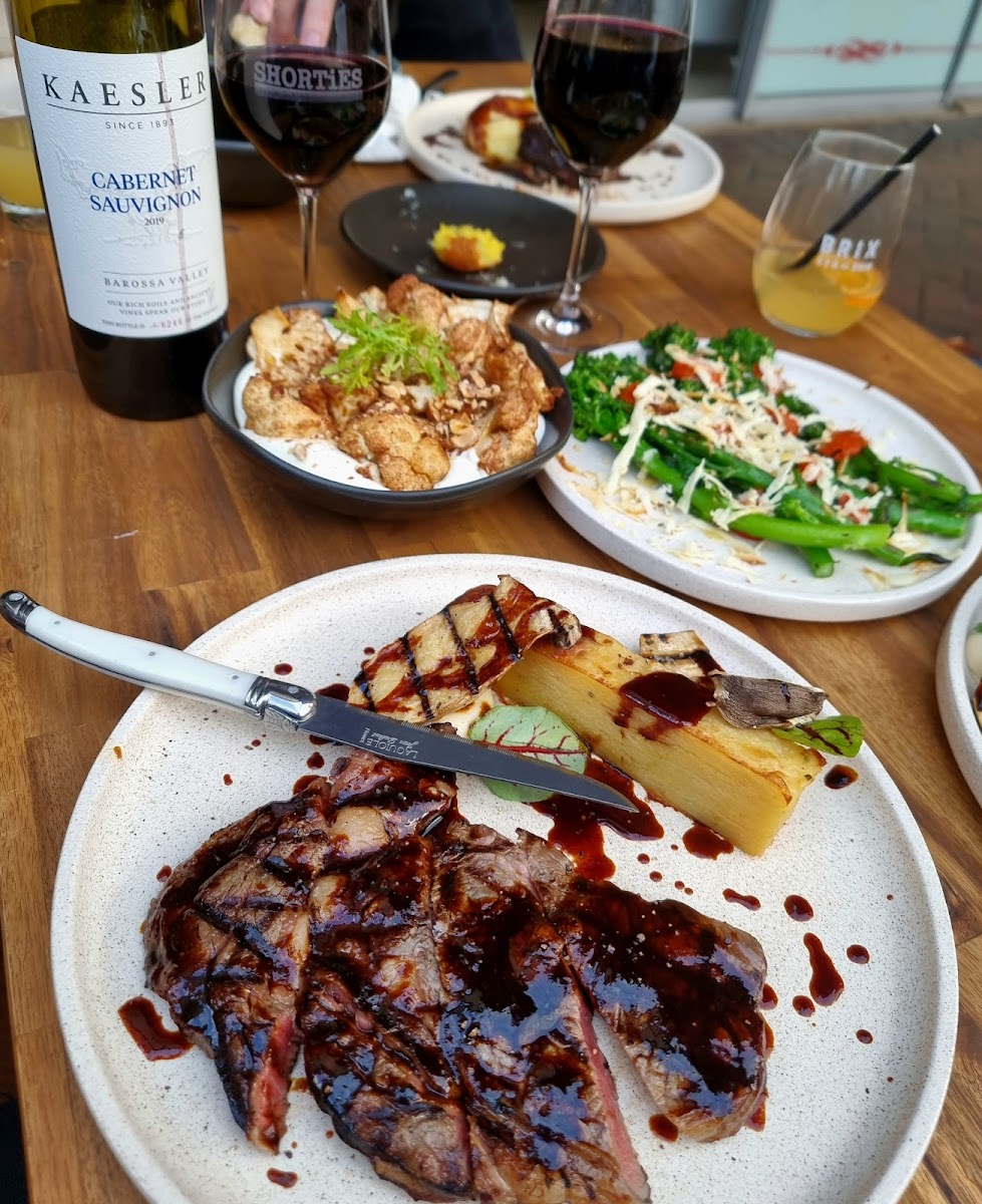 Shorties Bar & Dining-3