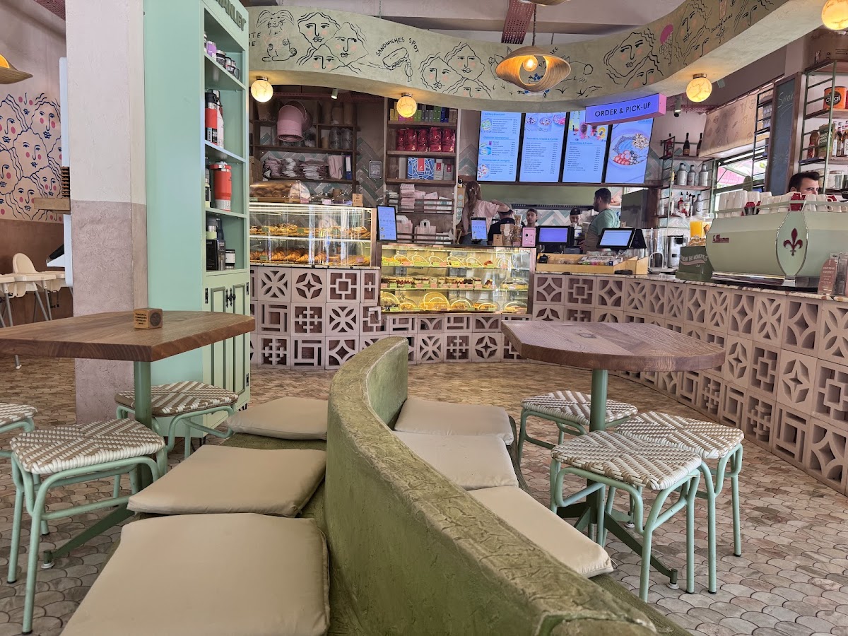 Smak Cafe & Eatery