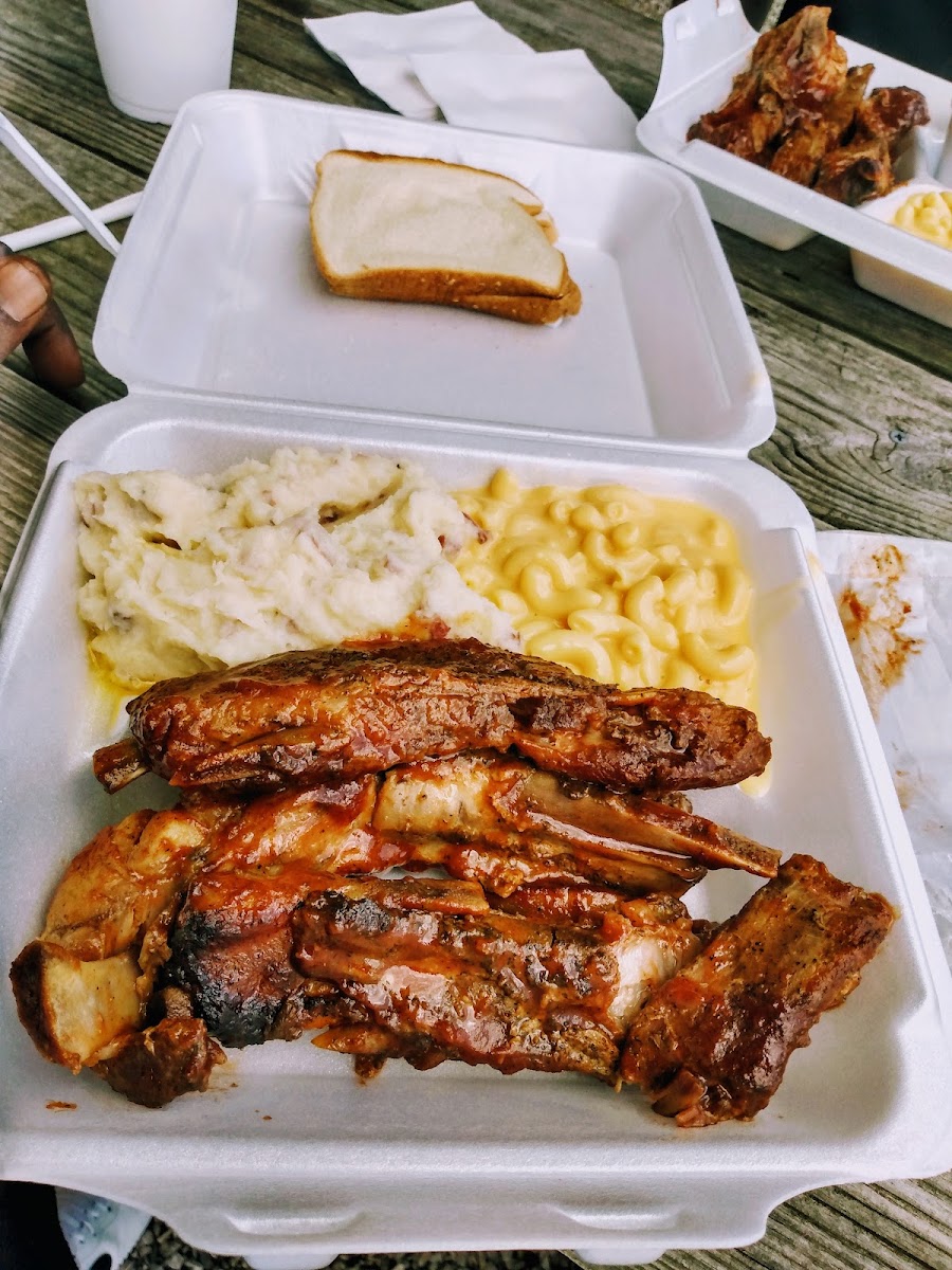 Smokey Pig Bar-B-Q-5