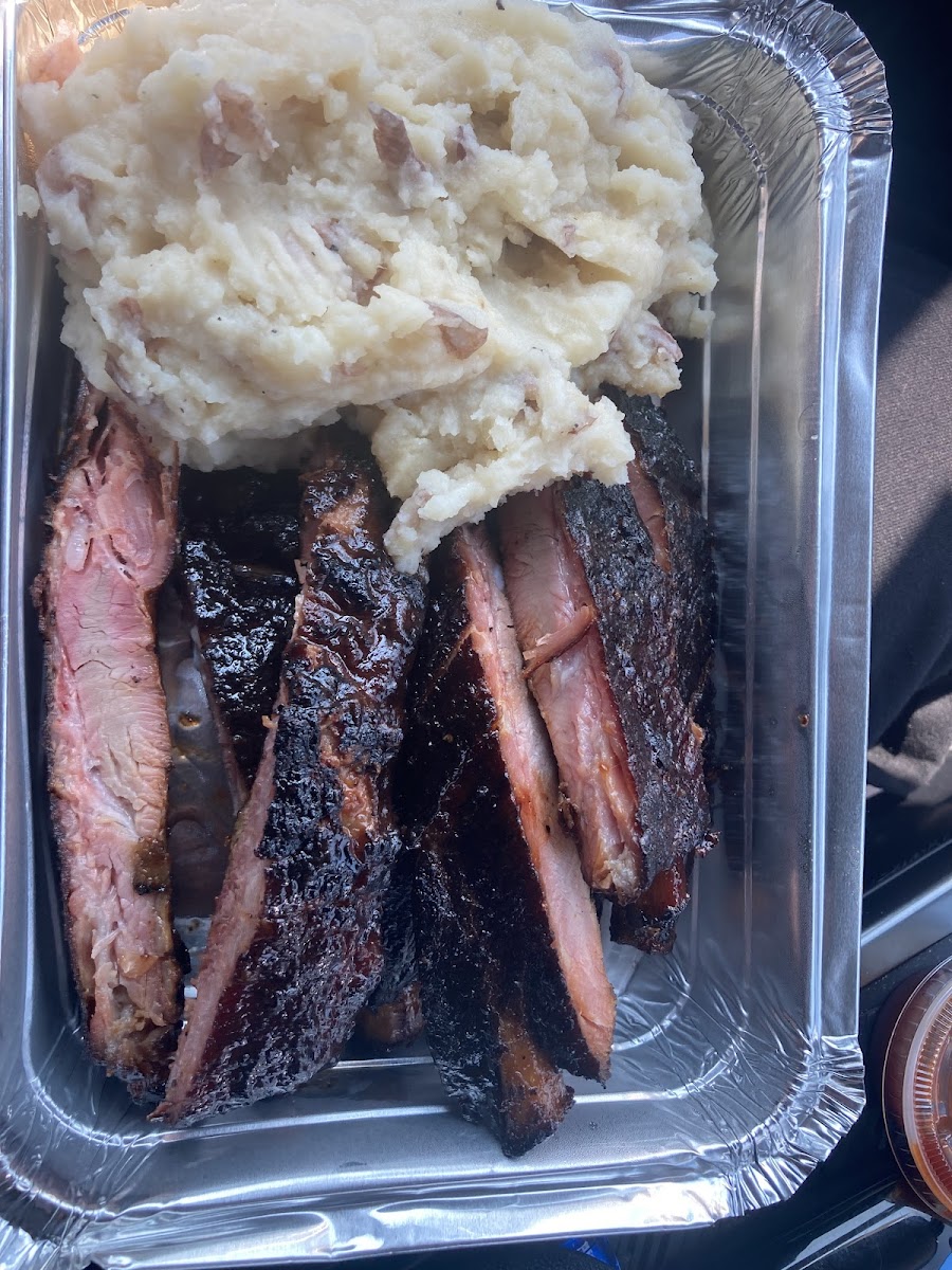 Smokin' Wolf Bbq & More-4