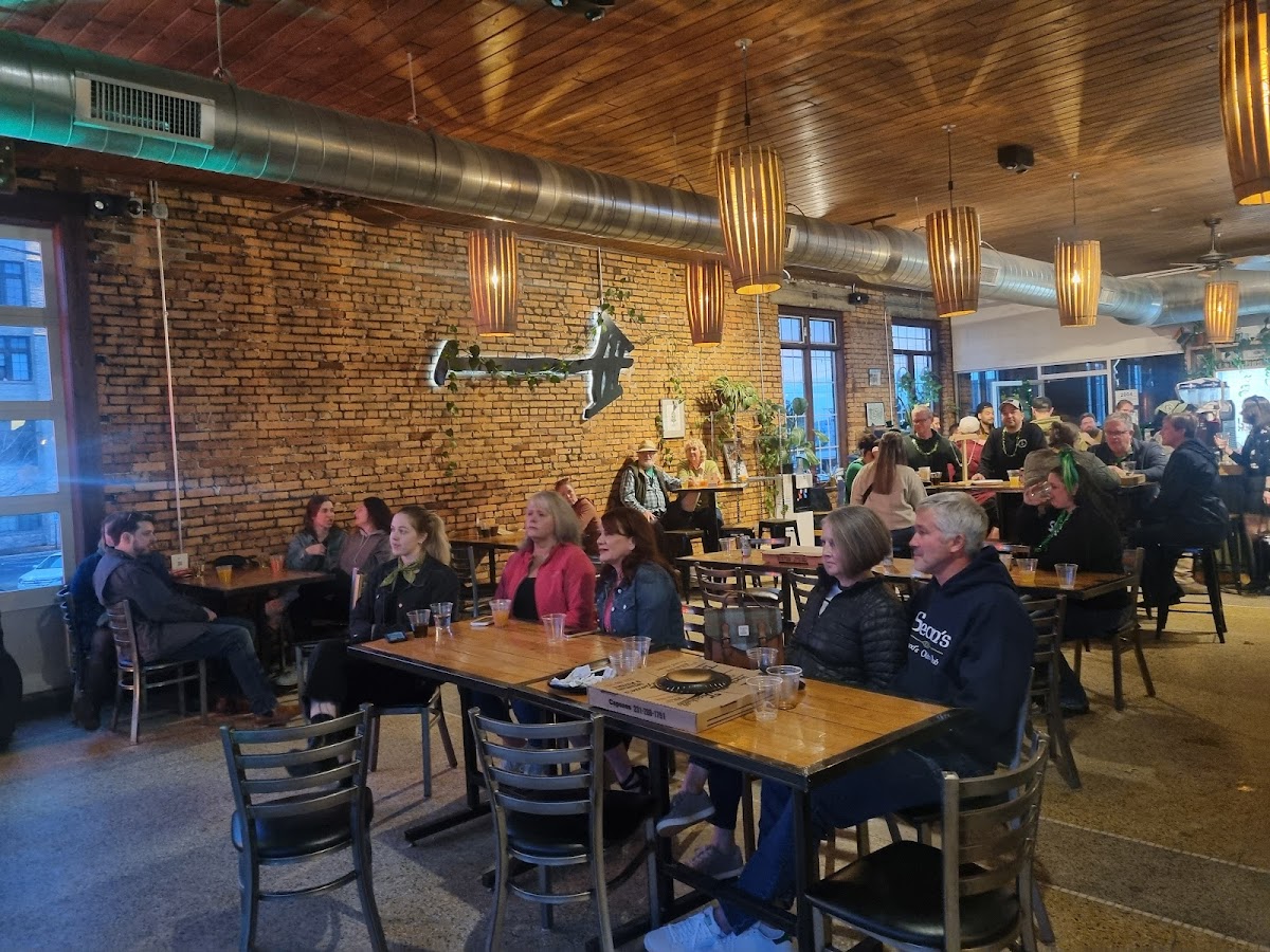 Topshelf Liquor Bar & Pizza-4