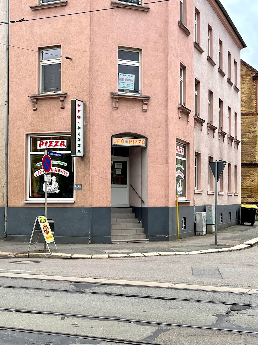 Ufo Pizza-Service-3