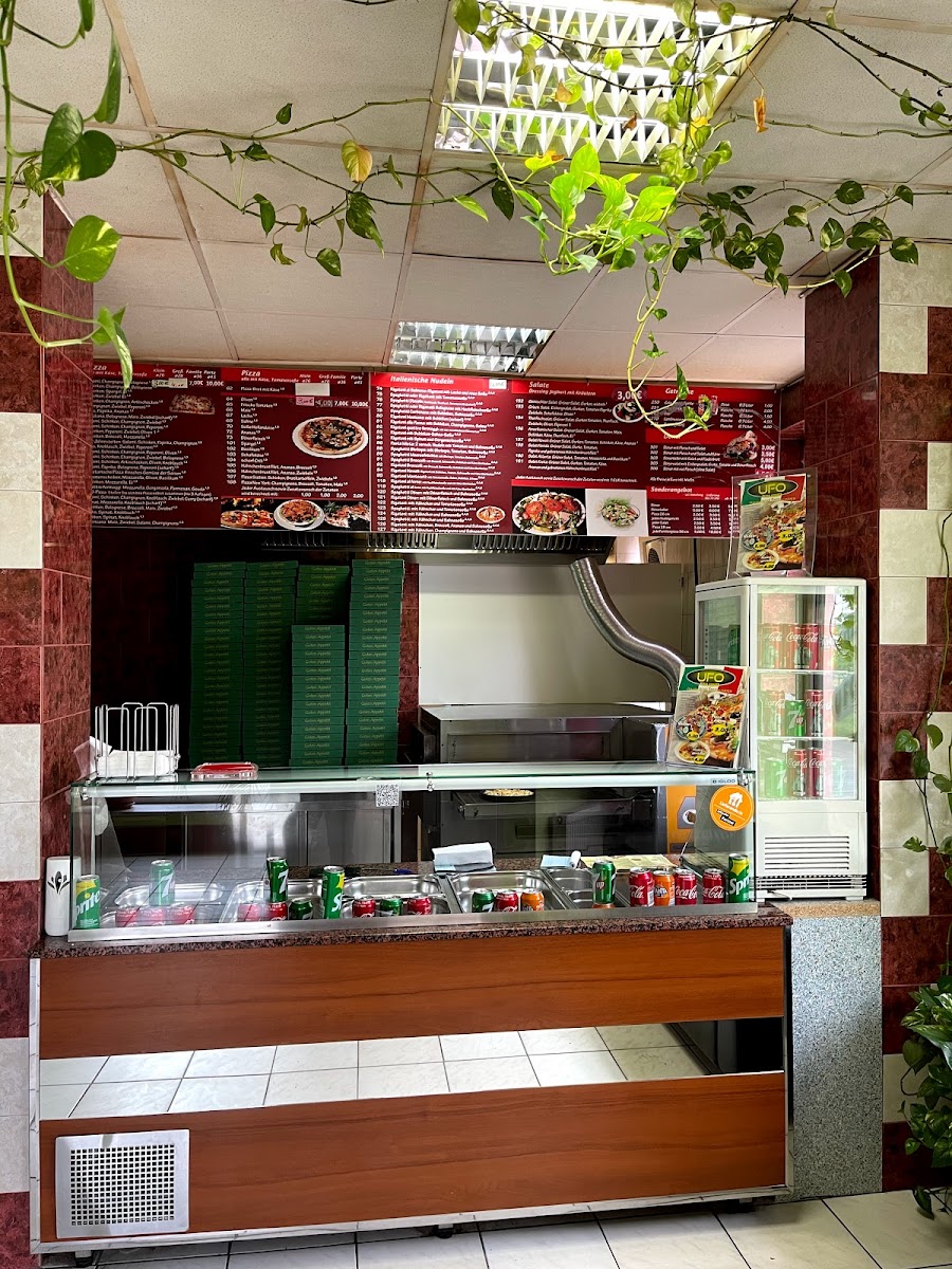 Ufo Pizza-Service-4