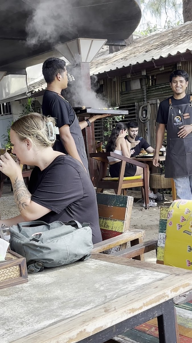 Veedvew Beach Bar Klong Dao-2