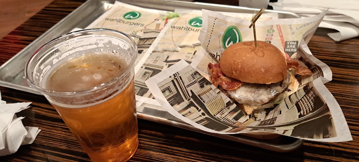 Wahlburgers-10
