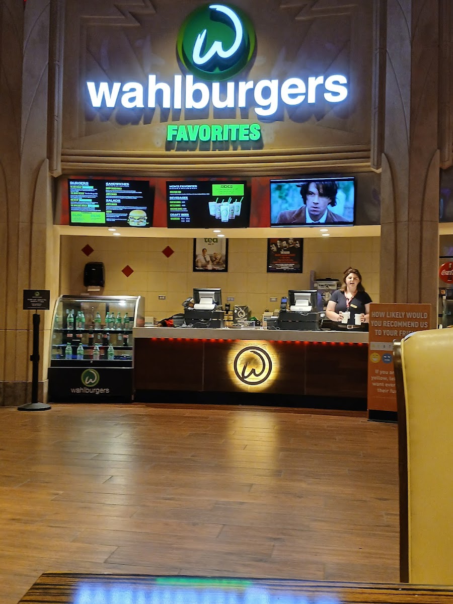 Wahlburgers-3