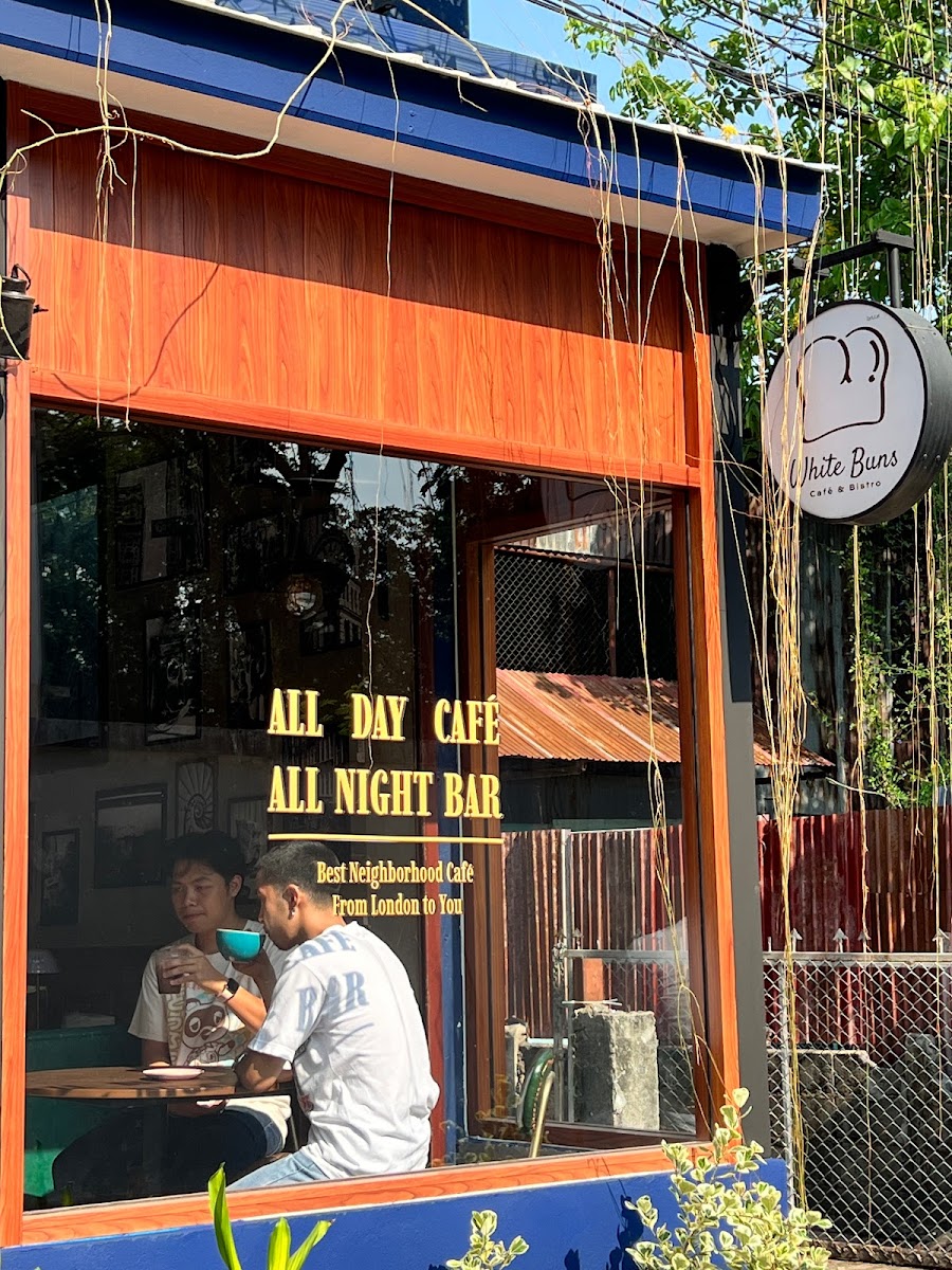 White Buns Cafe & Bistro